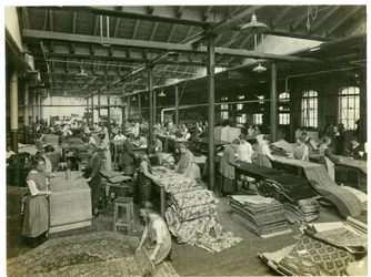 Salle de finition, section Axminster, usine de tapis, 1923